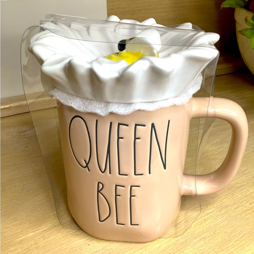 🆕️ 🐝 Rae Dunn “Queen Bee" Mug with Flower Topper 🌼